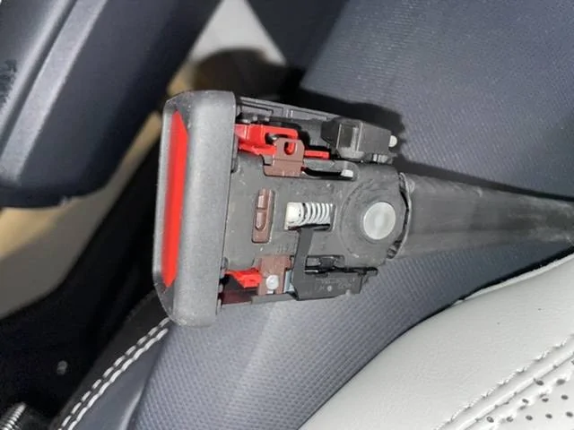 Ford Mustang Mach-E Jammed seat belt 86B53F8D-A3B5-482B-AC79-39ADA54DDC0C