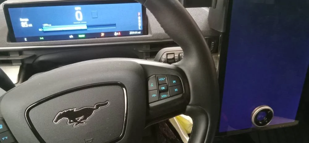 Ford Mustang Mach-E Center Display Screen failed - again 20230111_backlight_on